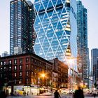 08, Kalenderansicht mit dem modernen Hochhaus Hearst Tower in einer Stadt bei Dämmerung, Menschen auf der Straße.