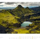 "Panorama grüner Berge und ein kleiner See, Kalender mit Daten und Nummer 08 prominent auf weißem Hintergrund."