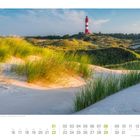 Text: "Leuchtturm in den Dünen auf der Insel Amrum, Schleswig-Holstein, Deutschland." Ein rot-weißer Leuchtturm in Dünen.