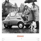 „Januar“ und Kalenderdetails. Szene: Paar steigt bei Regen in BMW Isetta ein. Mann hält Regenschirm. Retro-Look.