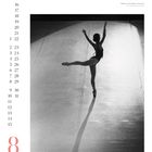 Zahlen 16 bis 31 nebeneinander. Eine Ballerina auf einer Bühne in einer anmutigen Pose, schwarzer Schatten auf dem Boden.