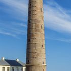 Kalenderblatt mit August-Daten, Leuchtturm Skagen fyr, Dänemark, im Vordergrund. Blauer Himmel und Meer im Hintergrund.