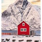 07 FEBRUAR, rotes Haus vor schneebedecktem Berg, ruhiges Wasser, ein Holzsteg, Felsen im Schnee.