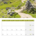 Kalenderblatt August 2027. Bild zeigt einen Wanderweg mit Berghütte und grüne Wiesen bei sonnigem Wetter.