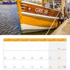 Text: GRE 18. Kalender: August 2027. Foto eines gelben Fischerbootes im Hafen bei sonnigem Wetter.