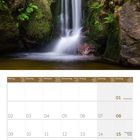 Kalender für August 2027. Foto eines kleinen Wasserfalls im Grünen, umgeben von üppiger Vegetation.