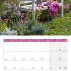 08 2027. Eine weiße Bank steht in einem Garten voller bunter Blumen, mit einem Blumenstrauß und Getränken darauf.