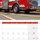 Kalenderblatt für August 2027. Es zeigt ein rotes Feuerwehrauto unter blauem Himmel.