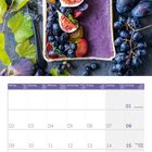 Kalender mit Daten für August 2027. Bild zeigt Blaubeertarte mit Beeren, Feigen, Trauben, Zwetschgen auf dunklem Hintergrund.