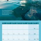 Illustration: Ein Pinguin springt aus dem Wasser. Zitat: "Die einzige Möglichkeit, etwas vom Leben zu haben, ist..."

Kalender August 2027.