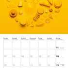 Kalenderblatt für August 2027. Gelbe Objekte formen ein kreatives Muster oben. Klar strukturierte Wochentage.