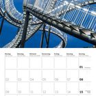 Kalender: August 2027. Oben moderne, geschwungene Treppenkonstruktion vor blauem Himmel, beleuchtet.