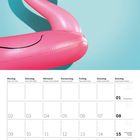 Kalenderblatt für August 2027. Oben ist ein rosa Flamingo-Schwimmtier vor hellblauem Hintergrund.