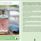 Essigreiniger Anleitung mit Glasflasche und lila Flüssigkeit. Benötigte Materialien: Glasflasche, Tafelessig, Rosmarinzweige.