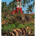 Vizhinjam Lighthouse, Kovalam, Kerela, Indien. August-Kalender mit Leuchtturm, Palmen, Felsen und Wellen.