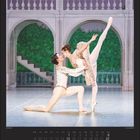 Kalender unten mit Hervorhebung des 15. August. Zwei Balletttänzer in eleganter Pose vor einer klassischen Kulisse.