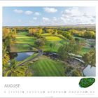 AUGUST; Golfplatz Constance Belle Mare Plage, üppige grüne Landschaft mit Wasserhindernissen, Bäumen, klarer Himmel.