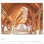 8 2027. Nationalfeiertag in CH. Holzstruktur im Inneren mit Blick auf modernes Gebäude. Kalenderseite.