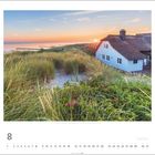 "8. Abendstimmung in den Dünen mit Haus, See und Sonnenuntergang im Hintergrund. Ein Ferienhaus am Strand."