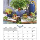 August-Kalenderblatt mit Kräutern und Blumen in bunten Tassen und Töpfen, eine blaue Flasche steht daneben.