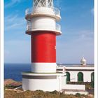 8 2027, Kalender. Roter und weißer Leuchtturm am Meer unter blauem Himmel. Vegetation im Vordergrund.