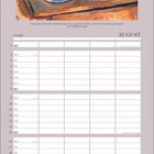 Paul Cézanne: Mit Stroh bedeckte Vase, Zuckerdose und Äpfel. Kalender mit August-Datum und Wochentagen.