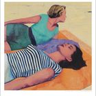 August, 8. Illustration: Zwei Frauen am Strand, eine liegt sonnenbadend, die andere sitzt und schaut zur Seite.