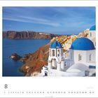 "Oia, Santorin, Kykladen, Griechenland" zeigt Gebäude mit weißen Wänden und blauen Kuppeln vor einer Küstenlandschaft.