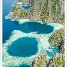 Kalender für August mit einer tropischen Insel-Landschaft und türkisfarbenem Wasser, grünen Felsen und klarem Himmel.