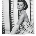 Audrey Hepburn. Britische Schauspielerin mit eleganter Ausstrahlung und minimalistischem Chic. 8. Schwarz-weißes Porträt.