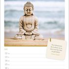 Zitat: „Das Geheimnis des Lebens ist es, den Lauf der Zeit zu genießen.“ Kalenderseite für Juli, Buddha-Statue.