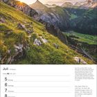 Juli, 27. Woche. Ein Kalender mit Landschaftsfoto: grüne Berge, Sonnenaufgang über Gipfeln. Zitat: "Hier oben fühle ich mich frei."