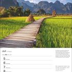 Text unten: Kalenderblatt Juli, Woche 27. Tage vom 5. bis 11. Juli. Zitat von Georges Duhamel. Oben grünes Feld mit Bohlenweg.