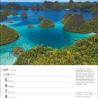 Juli, 27. Woche. Zitat von Goethe: "Die Natur ist das einzige Buch." Indonesische Inseln im türkisblauen Meer.