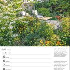 Juli, 27. Woche; Montag 5, Sonntag 11 rot. Garten mit weißen Blüten, gelben Blumen, Tisch, Stühlen und Bäumen. Zitat von Tolstoi.