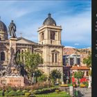 Ein Text beschreibt die Kathedrale in La Paz. Eine monumentale Fassade, zwei Türme, davor ein Denkmal auf einem grünen Platz.