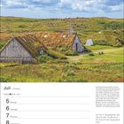 Kalenderblatt vom Juli. Häuser mit grasbewachsenen Dächern in einer grünen, hügeligen Landschaft.