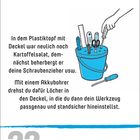 Text: Anleitung, um einen Plastikeimer mit Deckel als Werkzeughalter zu nutzen, illustriert mit Schraubendreher und Bohrer. Datum: 22. April, Donnerstag.