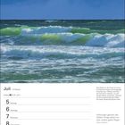 Juli. Krebs 21.6–22.7. Montag: 5, Sonntag: 11. Himmel mit Wolken über grün-blauen Wellen an der Küste.