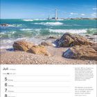 Juli, 27. Woche, Krebs 21.6.–22.7. Tage 5-11, Emerson-Zitat. Küstenlandschaft mit Leuchtturm, Wellen und Felsen.