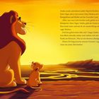 Text beschreibt ein Gespräch zwischen Simba und Mufasa. Illustration mit zwei Löwen, die in einen Sonnenuntergang blicken.