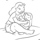 Text: „Lilo lebt bei ihrer großen Schwester Nani.” Illustration: Zwei lachende Schwestern, die sich umarmen.