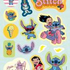 "Stitch", "Liebe Grüße!" Farbenfrohe Illustrationen von Stitch in verschiedenen Szenen, darunter mit Lilo und hawaiianischen Motiven.