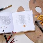 Text beschreibt Frida und Diego als engagierte Kommunisten, die mexikanische Identität und Handwerkskunst schätzen. Künstlerutensilien.
