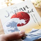 Text: "Das Japan Orakel" und "TÄGLICHE WEISHEITEN". Illustration: Japanische Welle vor rotem Kreis.