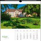 Kalenderblatt für August mit Wochentagen und einem großzügigen Garten vor einem großen, weißen Gebäude.