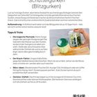 Schüttelgurken (Blitzgurken). Tipps: Magische Marinade, Knack-Faktor, Würz-Ideen, Gemüse-Vielfalt. Foto: Hand hält Glas.