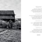 Linke Seite: ein schwarz-weißes Foto eines traditionellen Hauses mit Schieferdach, umgeben von wuchernden Pflanzen und einer Wiese. Rechte Seite: Text mit Überschriften wie "INFORMALITY", "RÜCKZUGSORTE", "LANDSCHAFTEN", "LEBENSRÄUME".