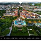 August, Blick über die Neustadt mit dem Japanischen Palais. Ein Kalenderblatt zeigt ein Luftbild einer Stadt mit Parklandschaft.