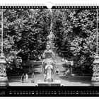 August, Goldener Reiter mit Blick auf die Hauptstraße. Schwarz-Weiß-Foto einer Statue in einem baumgesäumten Park.